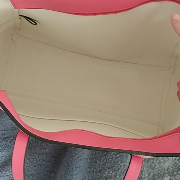 Guess - Picture 3 of 5